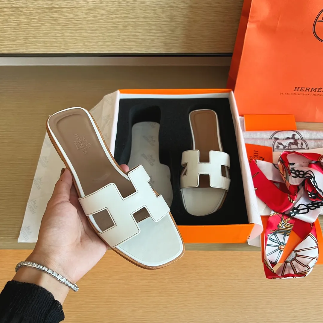 P480💕💕 Hermès) The packaging has been upgraded, and the layout and workmanship materials have been upgraded. Hermes®🔴Handmade Shoes💕💕 💕💕 Product Hermès Slippers🐎 —————————— The 2023 early spring new model is the same as the original version, purely handmade by masters! ❥High-end customization, exclusive products, industry❥Using: Hermers upper: Italian imported cowhide + original custom-grade Australian sheepskin feet + genuine leather outsole (pursuing walking comfort) 💕💕 ~~〰〰〰〰❥ Packaging: ✔🚦Pay attention to the exclusive packaging 〰Original quality on sale━━━━Hermes━━━━━ size: 35-40 (34.41.42 custom-made, non-refundable)